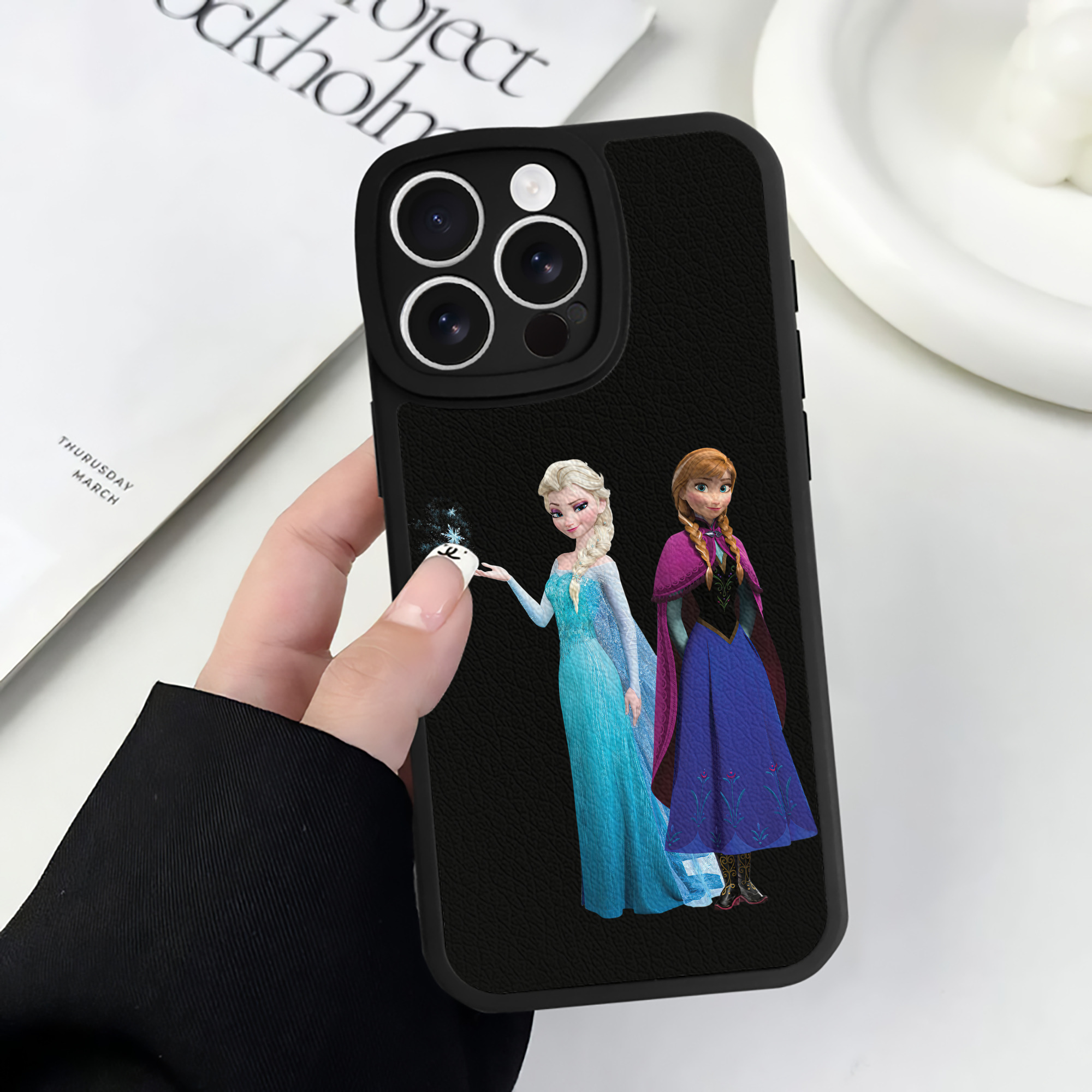（画像用） アナと雪の女王 アンナ エルサ Frozen Anna Elsa 【iPhone 16シリーズ対応】シリコンスマホケース（レザー調） 材質：シリコン
